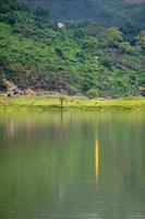 naturale paesaggio con lago e montagne, selettivo messa a fuoco foto