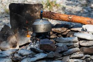 campeggio con fuoco di bivacco foto