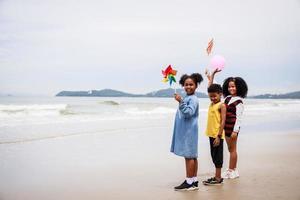 ritratto di gruppo di africano americano bambini su il spiaggia. etnicamente diverso concetto foto