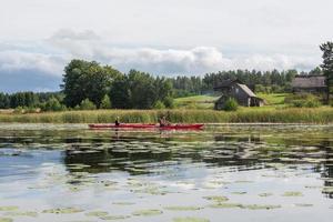 lettone lago paesaggi nel estate foto