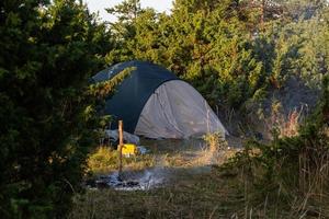campeggio con fuoco di bivacco foto