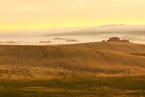 mattina nebbia Visualizza su agriturismo nel Toscana, Italia foto