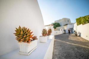 tradizionale bianca architettura e porta prospiciente il mediterraneo mare nel fira villaggio su santorini isola, Grecia. panoramico viaggio sfondo. bellissimo estate vacanza concetto, sorprendente blu cielo foto