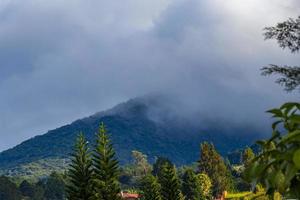 bellissimo montagna paesaggio città panorama foresta alberi natura costa rica. foto