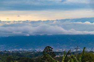 bellissimo montagna paesaggio città panorama foresta alberi natura costa rica. foto