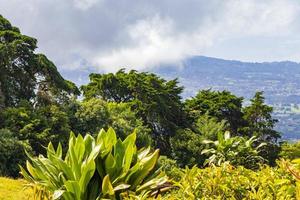 bellissimo montagna paesaggio città panorama foresta alberi natura costa rica. foto