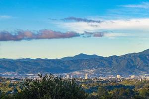 bellissimo montagna paesaggio città panorama foresta alberi natura costa rica. foto