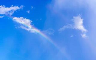 bellissimo raro Doppio arcobaleno nel nuvoloso cielo blu sfondo Messico. foto