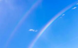 bellissimo raro Doppio arcobaleno nel nuvoloso cielo blu sfondo Messico. foto