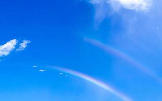 bellissimo raro Doppio arcobaleno nel nuvoloso cielo blu sfondo Messico. foto