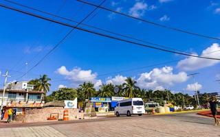 puerto escondido oaxaca Messico 2022 colorato strade macchine alto traffico I negozi persone edifici commercio Messico. foto