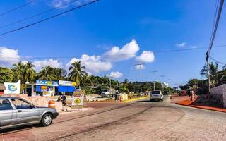 puerto escondido oaxaca Messico 2022 colorato strade macchine alto traffico I negozi persone edifici commercio Messico. foto