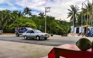 puerto escondido oaxaca Messico 2022 colorato strade macchine alto traffico I negozi persone edifici commercio Messico. foto