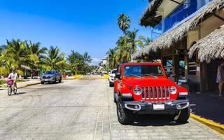 puerto escondido oaxaca Messico 2022 colorato strade macchine alto traffico I negozi persone edifici commercio Messico. foto