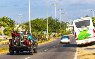 puerto escondido oaxaca Messico 2022 colorato strade macchine alto traffico I negozi persone edifici commercio Messico. foto