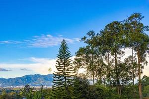 bellissimo montagna paesaggio città panorama foresta alberi natura costa rica. foto