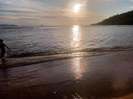 bellissimo naturale scenario di il spiaggia a crepuscolo foto