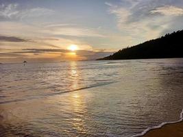 bellissimo naturale scenario di il spiaggia a crepuscolo foto