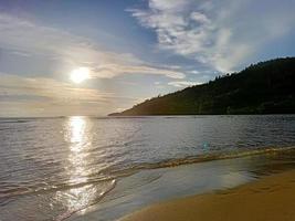 bellissimo naturale scenario di il spiaggia a crepuscolo foto