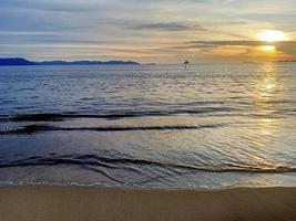 bellissimo naturale scenario di il spiaggia a crepuscolo foto