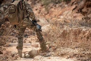 soldati di speciale forze su guerre a il deserto, thailandia popolo, esercito soldato uso il computer portatile per vedere carta geografica con satellitare, utilizzando Radio per comunicazione durante militare operazione foto