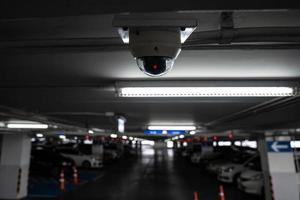 cctv telecamera è installato su il auto parcheggio, soffitto per tenere sotto controllo e sicurezza sistema controllo nel buio Basso leggero atmosfera. foto