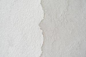 struttura di Cracked bianca grigio colore su cemento parete per opera d'arte sfondo foto