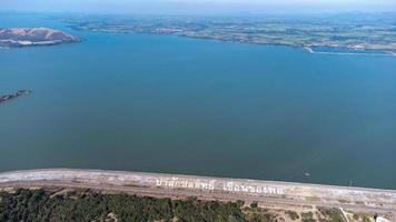 un aereo Visualizza al di sopra di il pasak jolasid diga, lopburi Provincia, Tailandia. puntamento il movimento di il chiuse quello siamo rilasciando acqua in rurale canali nel enorme importi di acqua. foto