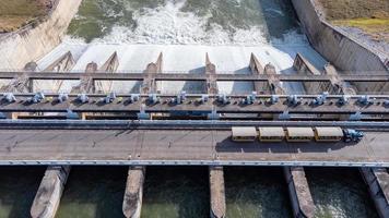 un aereo Visualizza al di sopra di il pasak jolasid diga, lopburi Provincia, Tailandia. puntamento il movimento di il chiuse quello siamo rilasciando acqua in rurale canali nel enorme importi di acqua. foto