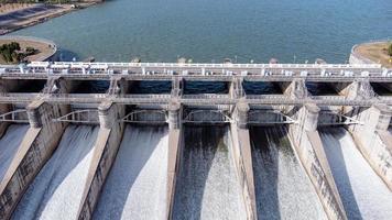 un aereo Visualizza al di sopra di il pasak jolasid diga, lopburi Provincia, Tailandia. puntamento il movimento di il chiuse quello siamo rilasciando acqua in rurale canali nel enorme importi di acqua. foto