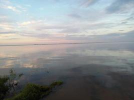 tramonto. sera cielo nel il sera su il lago foto