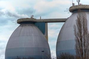 grande digestione torri di un' liquame trattamento pianta foto