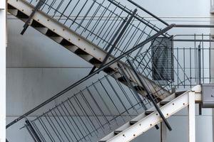 arrugginito esterno scala di un vecchio industriale edificio foto