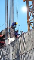 Due lavoratori su il costruzione luogo. foto