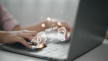 chatgpt Chiacchierare con ai o artificiale intelligenza. donna chat con un' inteligente ai o artificiale intelligenza utilizzando un artificiale intelligenza chatbot sviluppato di openai. foto