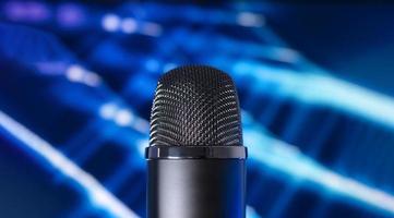 condensatore microfono su un' blu Tech sfondo. Podcast concetto. foto