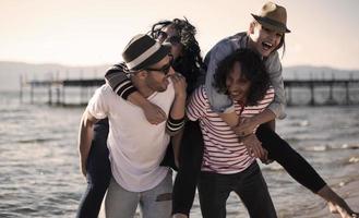 amici avendo divertimento di il lago foto