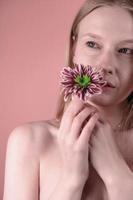 bellissimo attraente elegante donna Tenere fiore foto