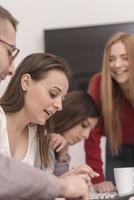 uomini d'affari che lavorano nella sala conferenze foto