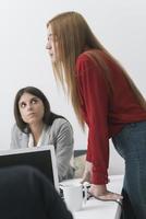 uomini d'affari che lavorano nella sala conferenze foto