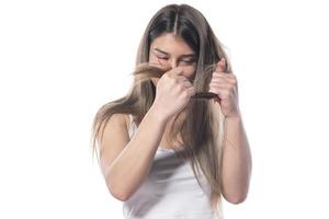 bella ragazza preoccupazioni di capelli perdita. i problemi con capelli concetto foto