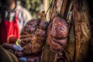 un all'aperto stalla con pezzi di kulen e secco carne essere venduto foto