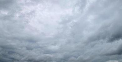 tempesta nuvole galleggiante nel un' piovoso giorno con naturale luce. Cloudscape scenario, nuvoloso tempo metereologico sopra blu cielo. bianca e grigio nuvole panoramico natura ambiente sfondo foto