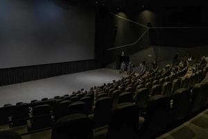 altoparlante dando un' parlare su aziendale attività commerciale conferenza. irriconoscibile persone nel pubblico foto