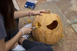 raggiante Halloween zucca isolato su bianca sfondo foto