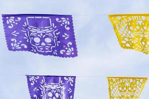 decorazione giorno di il morto, viola e giallo papel picado, cielo sfondo, Messico foto