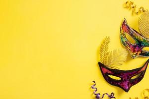 festivo viso maschera per carnevale celebrazione su giallo sfondo. copia spazio. carnevale piatto posare foto