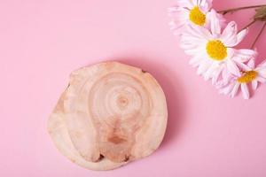 di legno podio o piedistallo con crisantemo fiori superiore Visualizza. modello per il tuo cosmetico prodotti foto