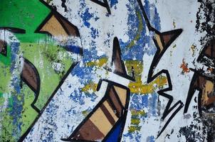 struttura di un' frammento di il parete con graffiti la pittura, quale è raffigurato su esso. un Immagine di un' pezzo di graffiti disegno come un' foto su strada arte e graffiti cultura temi