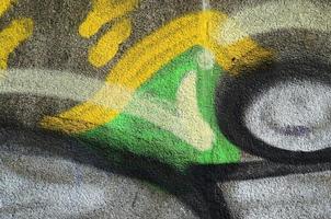 calcestruzzo Esposto alle intemperie logoro parete danneggiato dipingere. grungy calcestruzzo superficie con graffiti colori e lineamenti. strada arte sfondo struttura. vicino su dipinto parete di il città foto